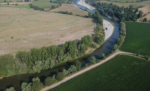 Luchtfoto van droge rivierbedding en akkers