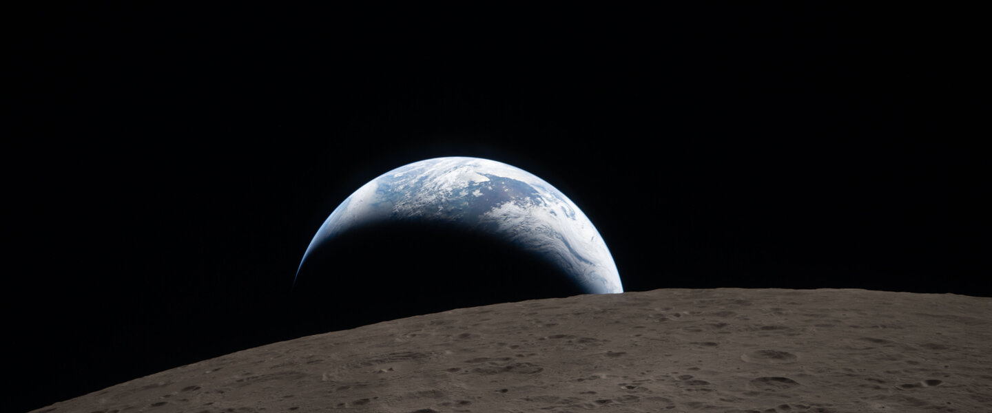 Aarde en maan gezien vanuit de Artemis capsule
