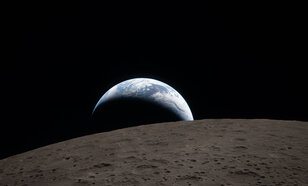 Aarde en maan gezien vanuit de Artemis capsule