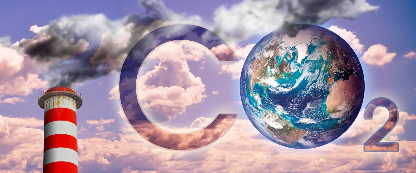 CO2 geschreven in een bewolkte lucht