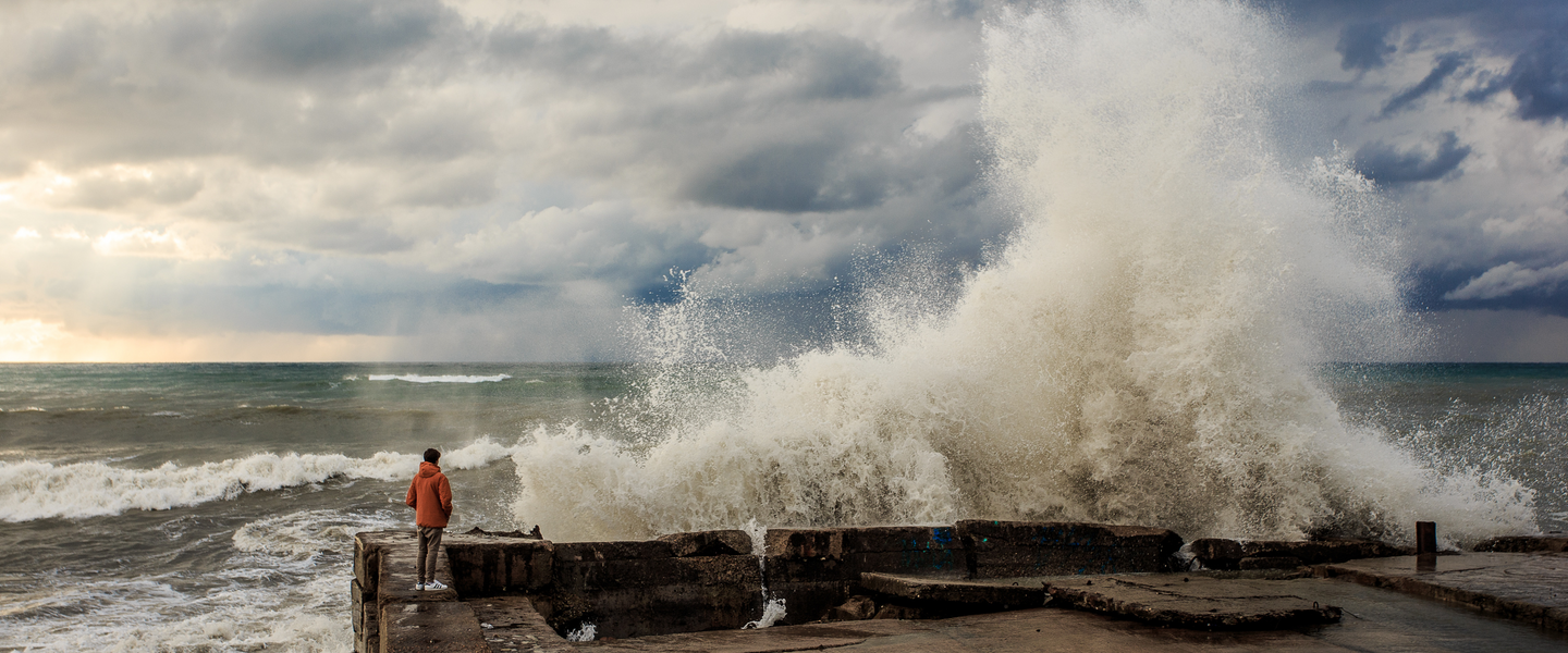 Harde wind langs de kust