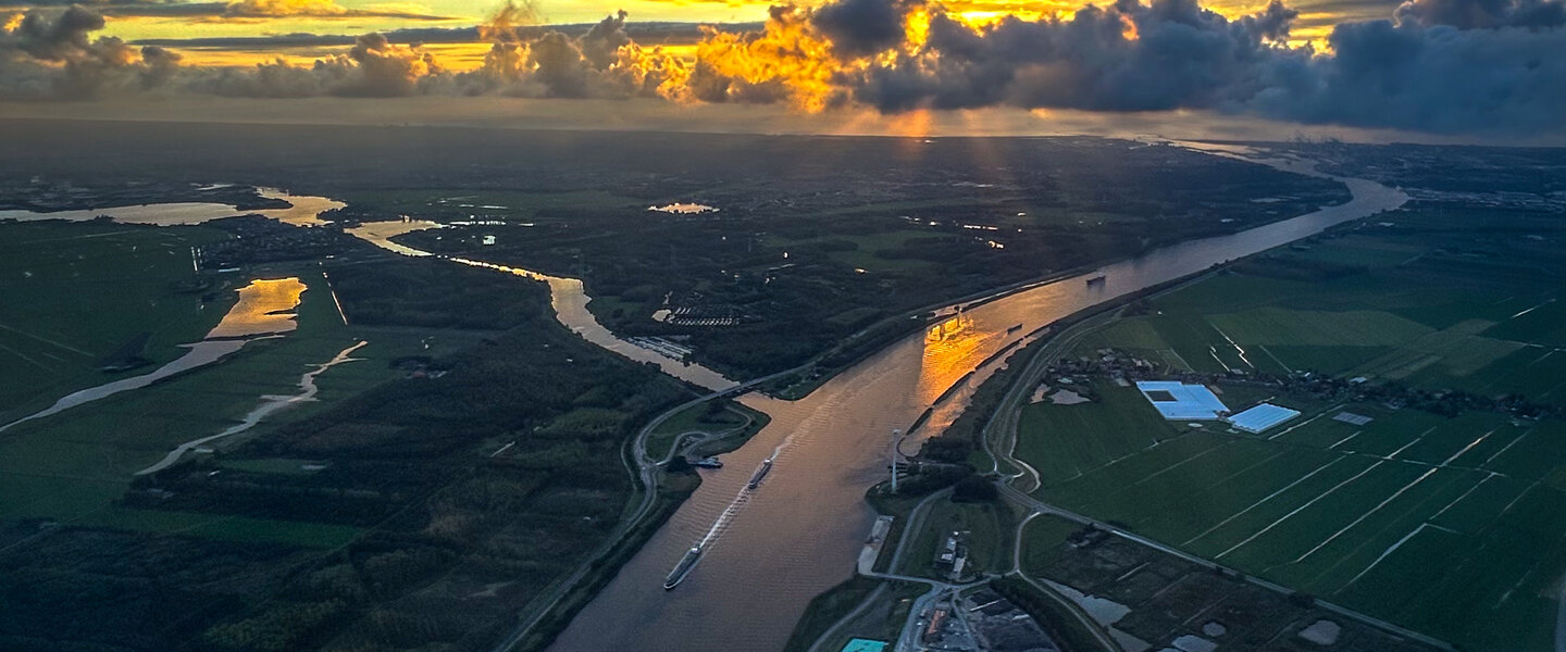 Boven het Noordzeekanaal