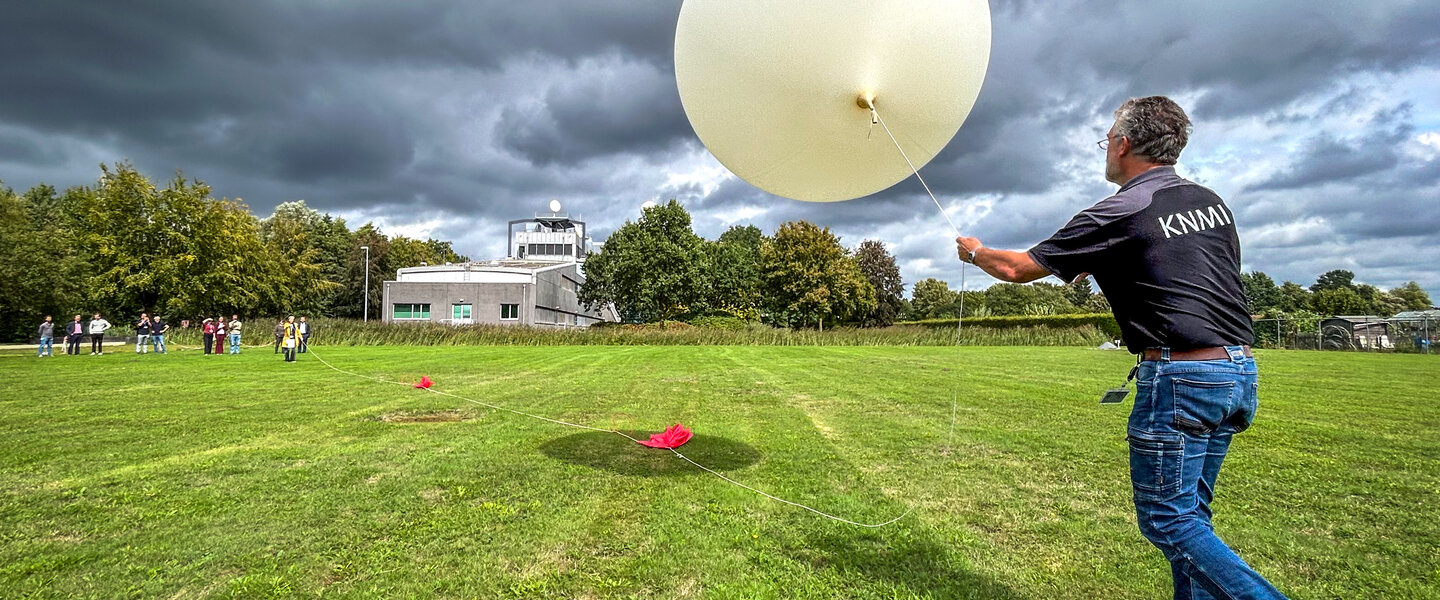 Foto van een weerballon die wordt opgelaten