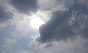 Foto van zon en wolken