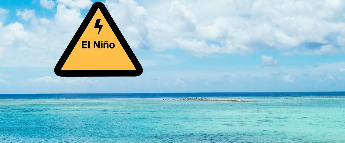 Waarschuwingsbord El Nino boven tropische oceaan
