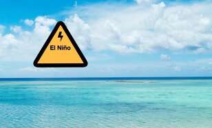 Waarschuwingsbord El Nino boven tropische oceaan